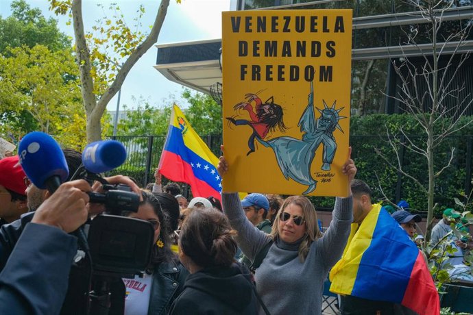 Protesta en Nueva York contra la llegada de la presidenta encargada de Venezuela, Delcy Rodríguez, para participar en la nueva edición de la Asamblea General de la ONU.