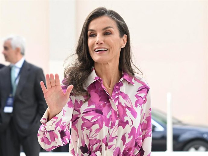 La Reina Letizia recupera uno de sus vestidos más primaverales para presidir el homenaje a la Enfermería