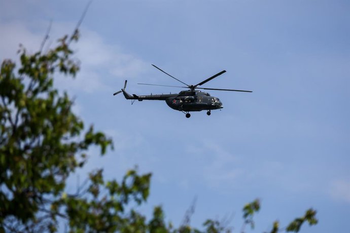 Archivo - Arquivo - RÚSSIA, REGIÃO DE ZAPOROZHYE - 19 DE MAIO DE 2026: Um helicóptero Mil Mi-8 sobrevoa um campo de treinamento enquanto militares de uma unidade de assalto, destacada junto ao Grupo Dnepr das Forças Armadas da Rússia, realizam treinamento