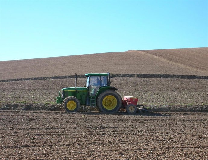 Tractor en una explotación agraria.