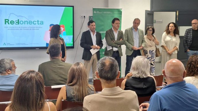 Daniel Sánchez y Javier Ros presentando 'RedConecta' en Algeciras.