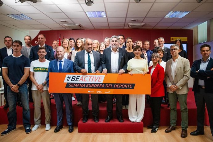 Foto de familia del presidente del Consejo Superior de Deportes, José Manuel Rodriguez Uribes, junto a los embajadores de la Semana Europea del Deporte y de 'Good From Europe'
