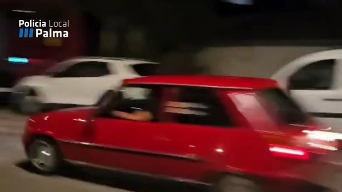 Un vehículo fotografiado durante los dispositivos policiales en el polígono de Can Valero.