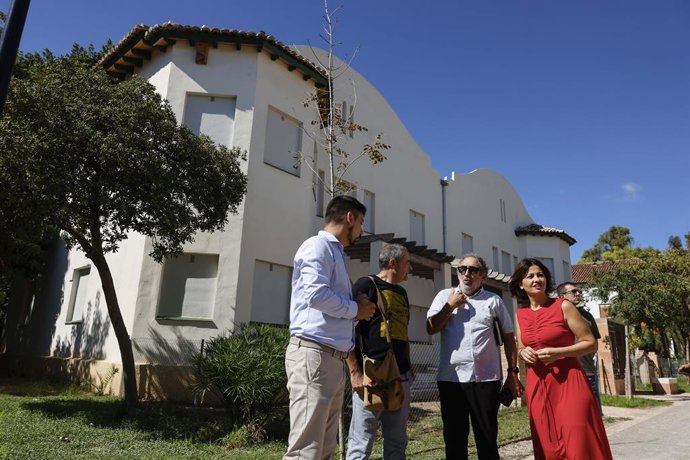 La ministra de Joventut i Infància, Sira Rego, ofereix declaracions als mitjans en finalitzar la seua visita institucional a la població, després de recórrer La Gerència, a 23 de setembre del 2026, a Sagunt
