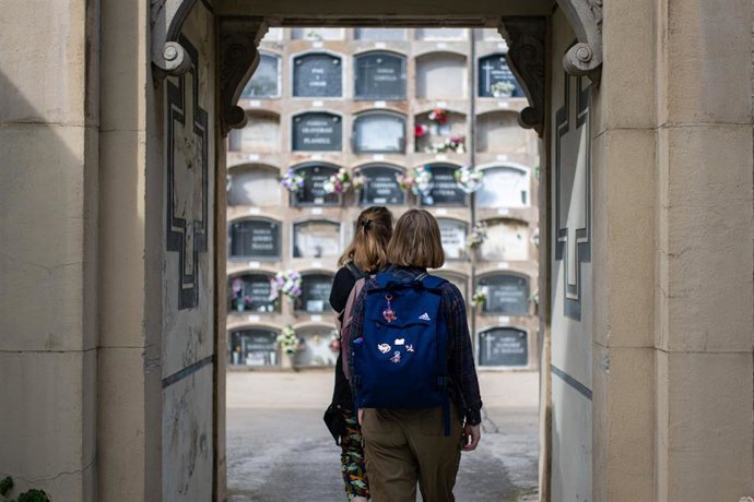 Archivo - Dos personas en el cementerio del barrio de Poblenou, en Barcelona.