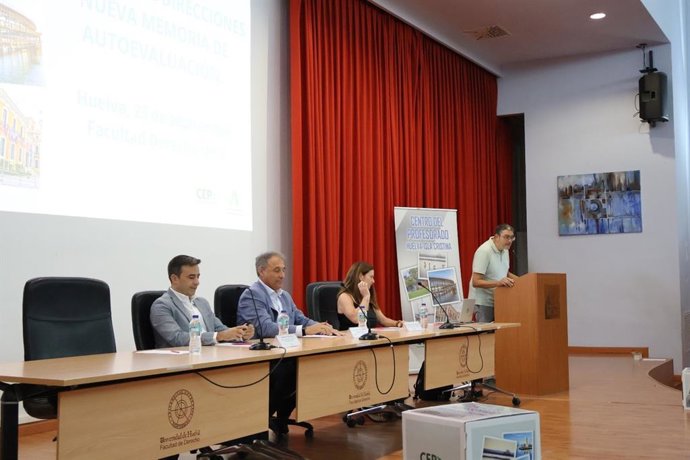 Jornada de formación para directores de centros de Educación Infantil, Primaria y Secundaria sostenidos con fondos públicos de la provincia de Huelva.