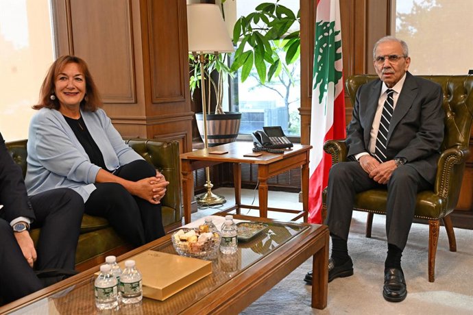 La comisaria para el Mediterráneo, Dubravka uica mantiene una reunión bilateral con el primer ministro de Líbano, Nawaf Salam, en la misión libanesa en Manhattan.