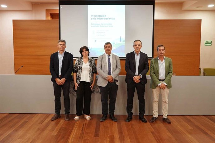 Presentación de la microcredencial universitaria 'Estrategia, herramientas y modelo de turismo lento' en el Rectorado de la UMA