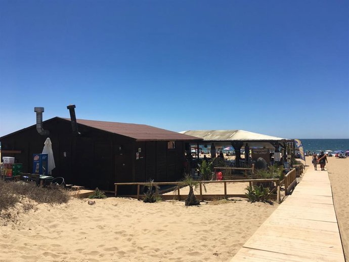 Archivo - Un chiringuito de la costa de Huelva.