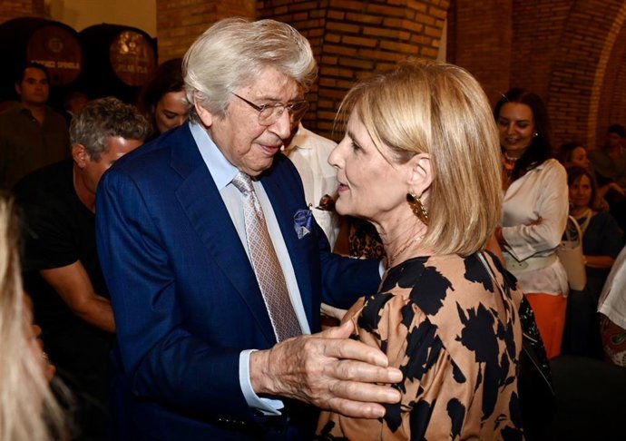 Archivo - Manuel Alejandro saludando a la alcaldesa de Jerez de la Frontera, María José García-Pelayo, en una imagen de archivo.