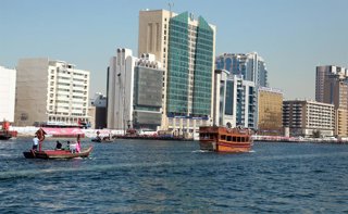 Archivo - Abra Station is a popular Dubai attraction that offers tourists a traditional boat ride on the Dubai Creek. on January 25, 2025 in Dubai, United Arab Emirates.