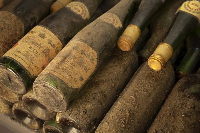 Archivo - Botellas históricas de Bodegas Riojanas