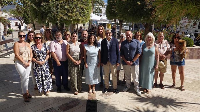 El secretario general del PSOE de Málaga, Josele Aguilar, y la candidata socialista a la Alcaldía de Nerja, Patricia Gutiérrez, junto a miembros del PSOE de Nerja