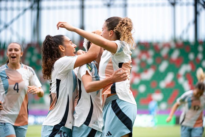 13 de setembro de 2026, Sosnowiec, Voivodia da Silésia, Polônia: COMENDADOR PAU, da Espanha, comemora seu segundo gol com sua equipe durante a partida da Copa do Mundo Feminina Sub-20 da FIFA entre China e Espanha, no ArcelorMittal Park