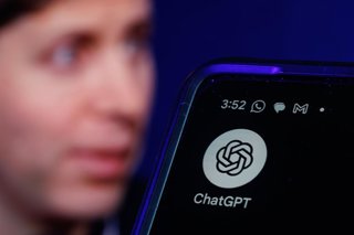 Archivo - March 1, 2025, China: Artificial intelligence (AI) app logo of ChatGPT is seen on a smartphone screen. in front of the photo of CEO Sam Altman.