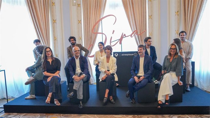 El actor Rubén Cortada (2 fila, 2i), la actriz Adriana Ugarte (2 fila, c), la escritora María Dueñas (1 fila, d), el actor Peter Vives (1 fila, 2d) durante la presentación de la serie ‘Sira’ en el marco del Festival de San Sebastián