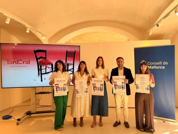 La vicepresidenta del Consell de Mallorca, Antònia Roca, presenta el programa 'TardOral'.