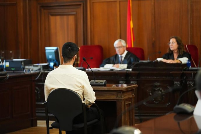 El inculpado en el juicio de la joven Ana Buza en el banquillo de los acusados.
