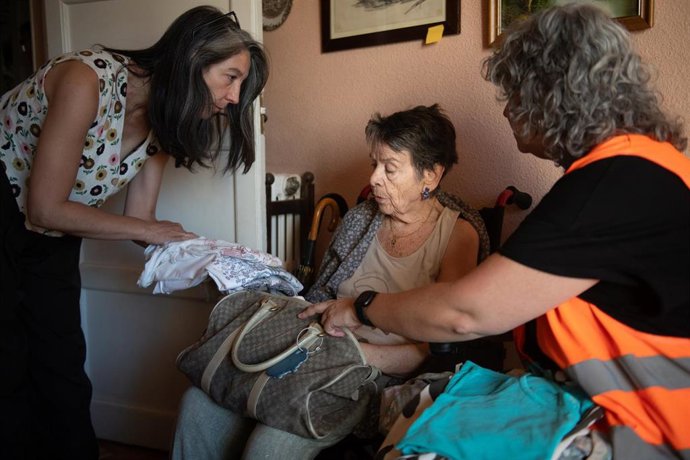 Archivo - Maricarmen prepara una bolsa con sus cosas.