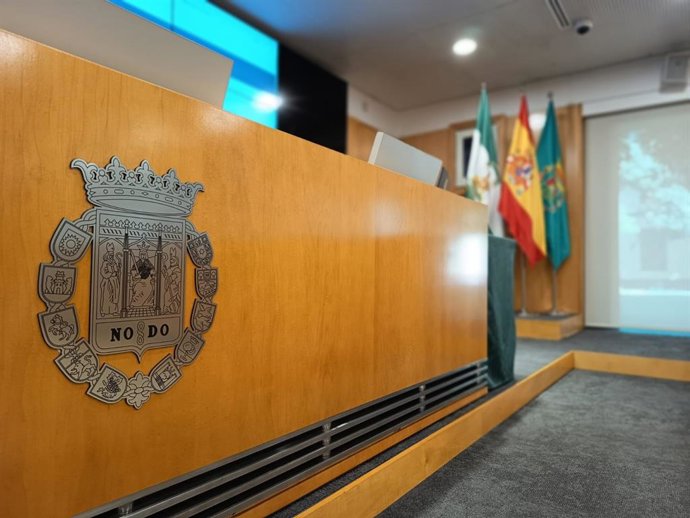 Archivo - Imagen de recurso del Salón de Plenos de la Diputación, con el escudo de la Corporación en un primer plano