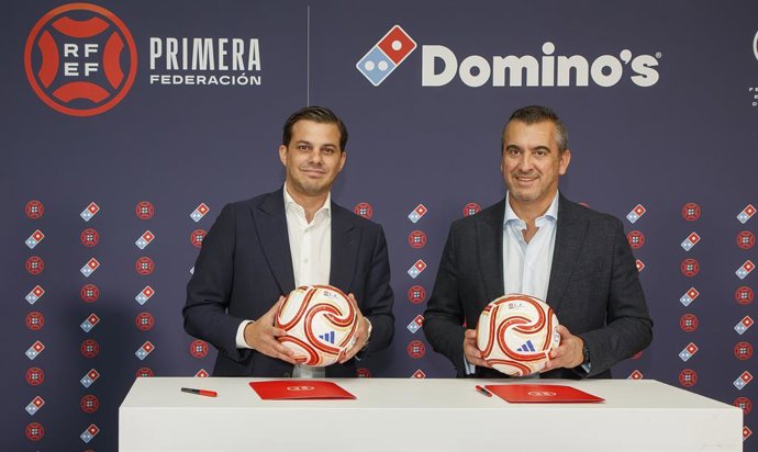 El secretario general de la RFEF, Álvaro de Miguel, y el director general de Domino's Pizza España, Jesús Navarro.