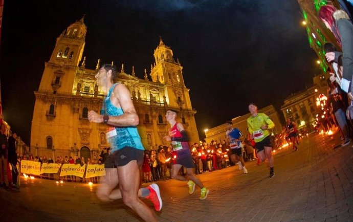 Archivo - Participantes en la Carrera Urbana Internacional Noche de San Antón/Archivo