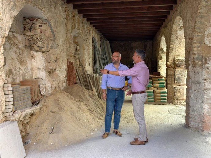 El responsable del Área de Cooperación de la Diputación de Cádiz, Javier Bello, y al alcalde de Rota, Javier Ruiz Arana, comprobando la evolución de las obras que se emprenden en el número uno de la calle Higuereta