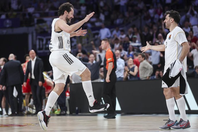 Archivo - Sergio Llull y Facundo Campazzo celebran una canasta durante un partido del Real Madrid