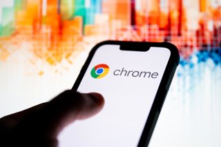 Archivo - December 4, 2025, Poland: In this photo illustration, the Google Chrome logo seen displayed on a smartphone.
