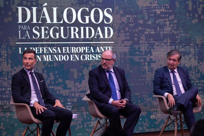 (I-D) El consejero delegado de Amper, Enrique López Pérez; el CEO de EM&E, Fernando Fernández, y el director General de Defensa y Seguridad de GMV, Ricardo Sáenz Amandi, durante la III edición de 'Diálogos para la Seguridad', en el Centro Superior de Estu