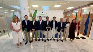 Representantes de la Junta de Andalucía y Asempal durante el encuentro celebrado en la sede de la Confederación Empresarial de Almería.