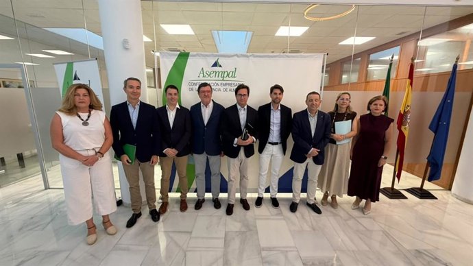 Representantes de la Junta de Andalucía y Asempal durante el encuentro celebrado en la sede de la Confederación Empresarial de Almería.
