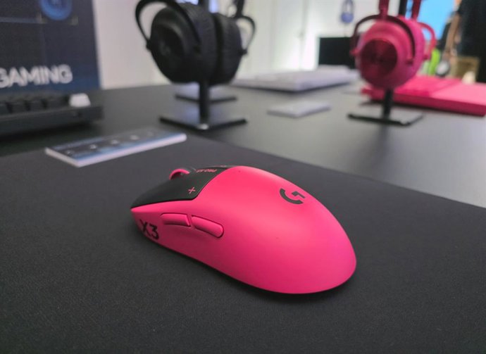 Imagem do mouse Logitech Pro X3 Superstrike.