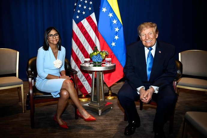 El presidente de EEUU, Donald Trump, participa en una reunión informal con la presidenta encargada de Venezuela, Delcy Rodríguez, en el hotel Lotte Palace de la ciudad de Nueva York