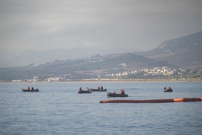 Efectivos de la Guardia Civil, Policía Nacional y Ejército vigilan la frontera del Tarajal, a 23 de septiembre de 2026, en Ceuta (España).