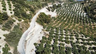 Vista aérea de la carretera A-4154, que conecta Priego de Córdoba y Algarinejo, que resultó afectada por las borrascas y ha sido reabierta al tráfico.