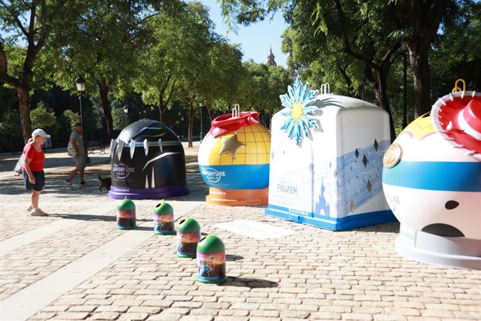 Imagen de los contenedores para el reciclaje de vidrio de la campaña “Reciclar Vidrio es una gran aventura”. A 22 de septiembre de 2026 en Sevilla (Andalucía, España). 