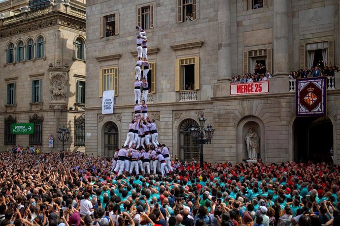 Archivo - Centenares de personas durante la Jornada de 'Castellers' de la fiesta mayor de La Mercè, en la plaza Sant Jaume, a 28 de septiembre de 2025, en Barcelona.