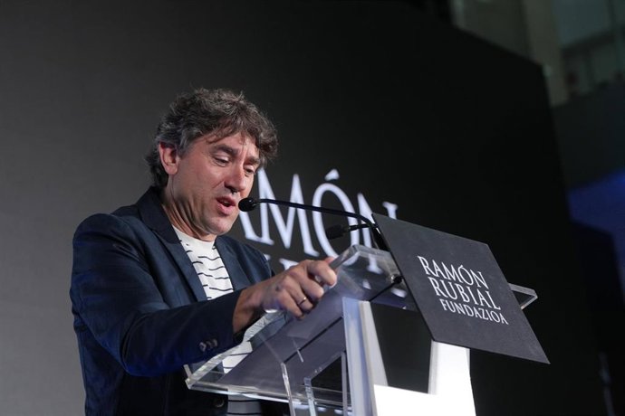 Archivo - El secretario general del PSE-EE, Eneko Andueza, entrega el premio Ramón Rubial.