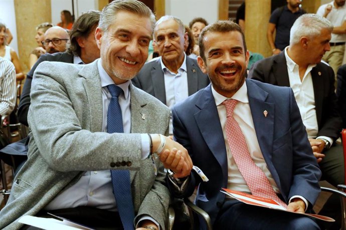 El presidente del Real Oviedo, Martín Peláez y el presidente ejecutivo del Real Sporting de Gijón, José Riestra.