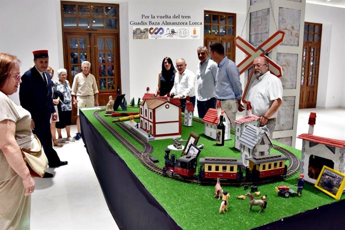 La reapertura de la línea férrea Guadix-Baza-Almanzora-Lorca ha sido reivindicada con una acción durante la pasada feria y fiestas de la ciudad granadina de Baza donde se han recogido 3.000 firmas para apoyar esta iniciativa.