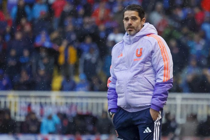 Futbol, Deportes Limache vs Universidad de Chile. Fecha 19, Liga de Primera 2026. El entrenador de Universidad de Chile Fernando Gago es fotografiado durante el partido de la liga de primera contra Deportes Limache disputado en el estadio Lucio Farina de
