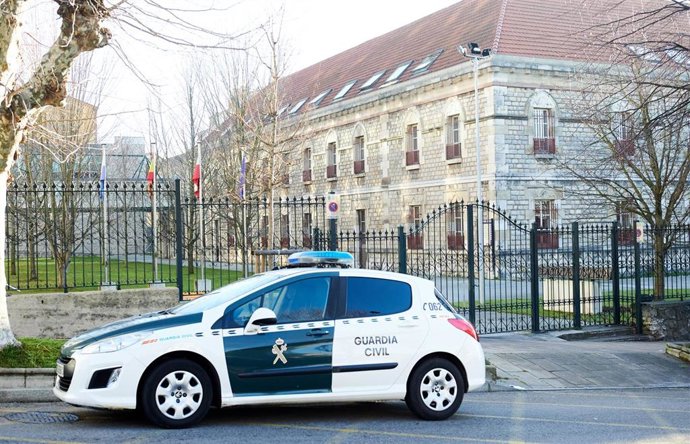 Archivo - Un vehículo de la Guardia Civil en el Palacio de la Justicia de Cantabria