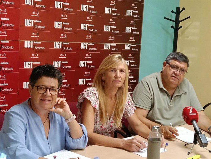 (Desde Izda.) Urbano, Heredia Y Carrillo, En La Sede Provincial De Su Sindicato.