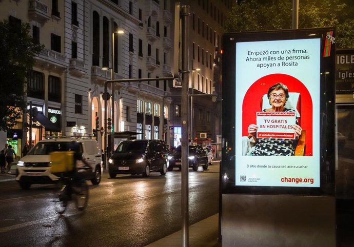 Campaña de Change.Org en las calles de Madrid por la petición de Rosita Rochina.