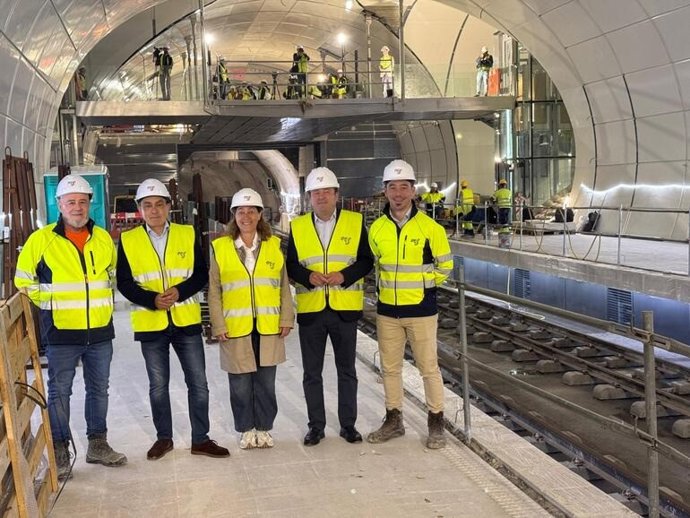 Archivo - La consejera Susana García Chueca y representantes de su departamento en las obras del Topo en San Sebastián