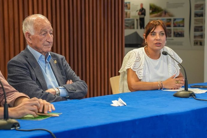 El alcalde de Roquetas de Mar (Almería), Gabriel Amat, y la diputada provincial de Familia e Igualdad, Lorena Nieto, durante la presentación del VI Encuentro Provincial de Consejos Locales de Infancia y Adolescencia.