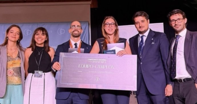 Representantes de Aduja recogiendo el premio