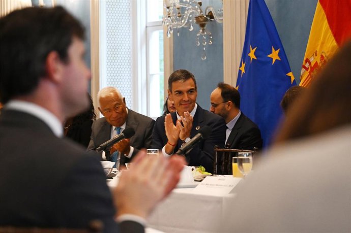 El presidente del Gobierno, Pedro Sánchez (d), y el presidente del Consejo Europeo, António Costa (i), a 23 de septiembre de 2026, en Nueva York (Estados Unidos). Sánchez se encuentra en Nueva York con el objetivo de participar en la Asamblea General de N
