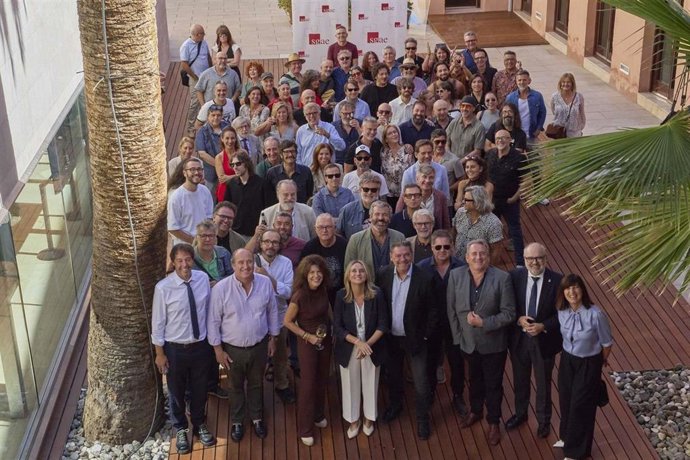 La SGAE ha inaugurado este miércoles su nuevo centro de actividades en Granada, situado en el Espacio Casa Zayas, que servirá de nuevo enclave para el encuentro de socios, propuestas culturales, actividades formativas y otras inicativas creativas.
